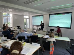 Philipp-Alexander Hirsch im Vortrag über “crimes as status violations”
