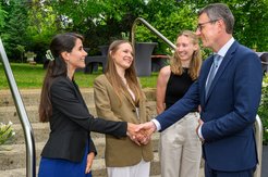 Sophie-Marie Humbert (2. von links) freut sich über die Otto-Hahn-Medaille, die von MPG-Präsident Patrick Cramer verliehen wurde.