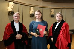S. Katharina Stein bei der Verleihung des Fakultätspreises der LMU. Links: Prof. Dr. Ansgar Ohly, Dekan der juristischen Fakulttät, rechts Prof. Dr. Hans-Georg Hermann, Vorsitzender des Alumni-Vereins.